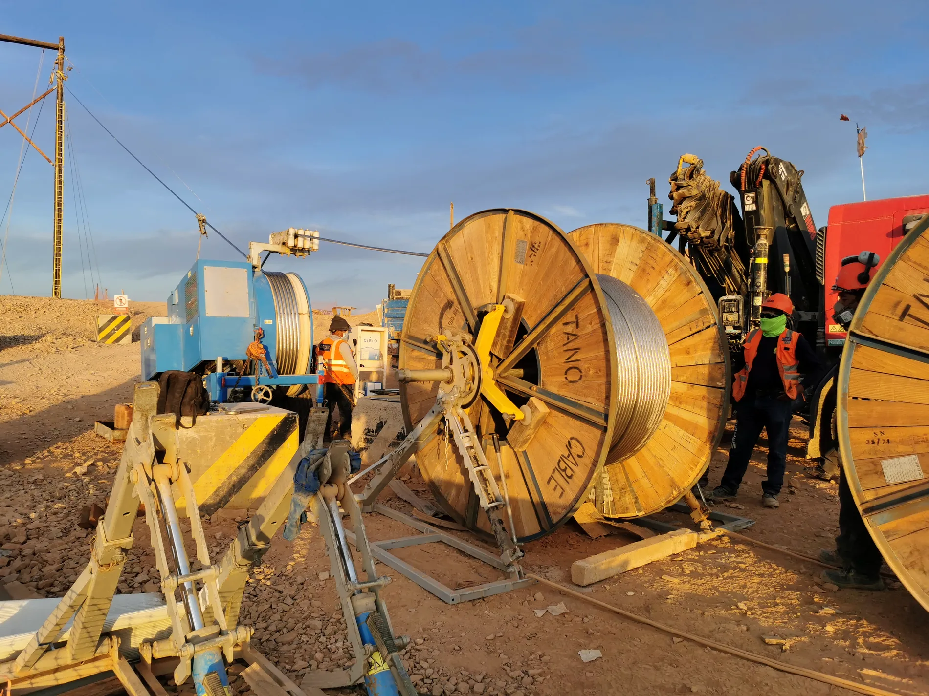 Equipo de tendido y bobinas preparado para una operación de ESCEM