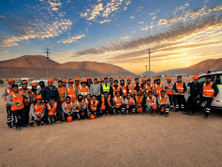Equipo técnico y operativo de ESCEM reunido en campo