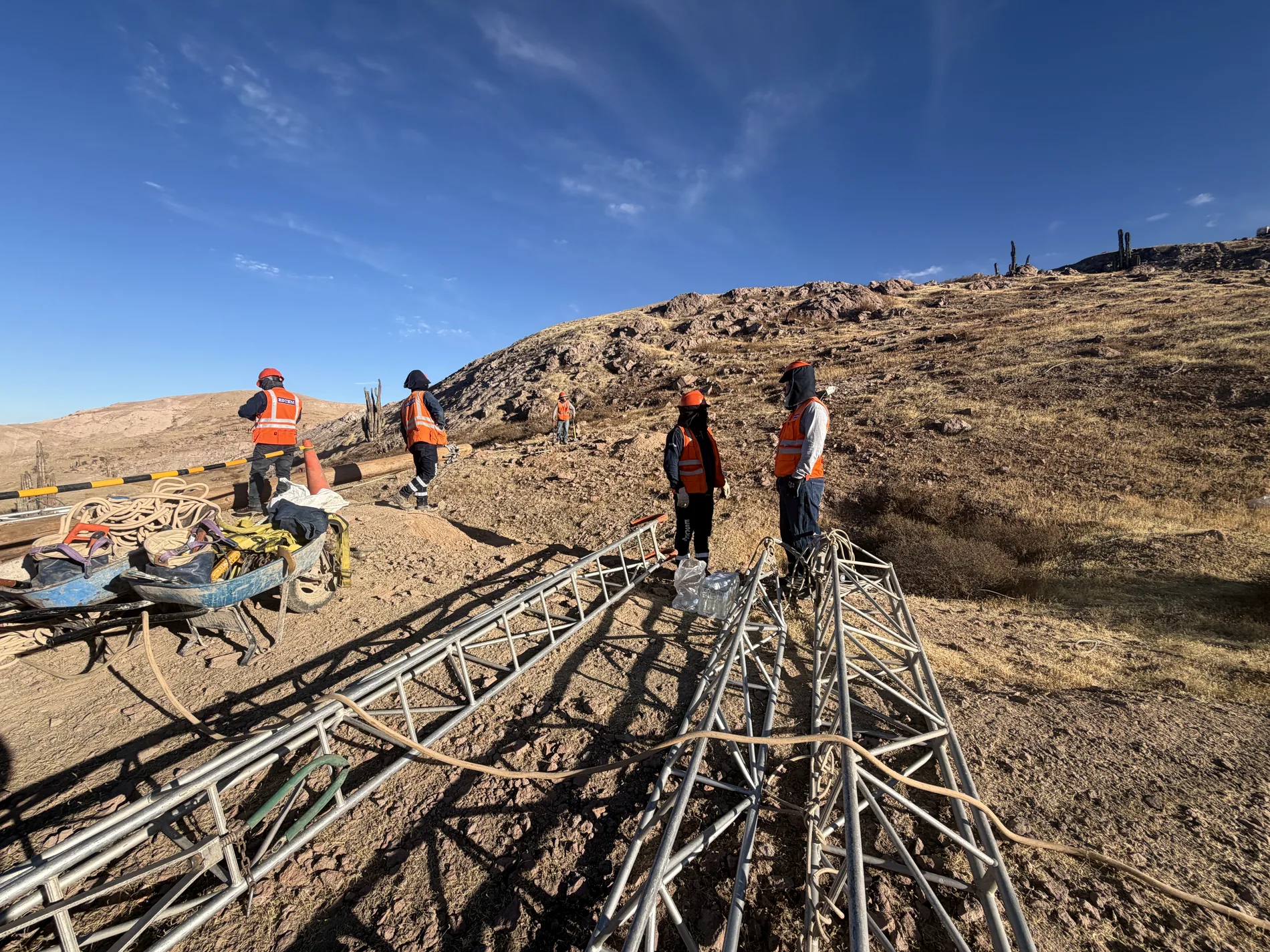 Armado de estructura metálica en campo