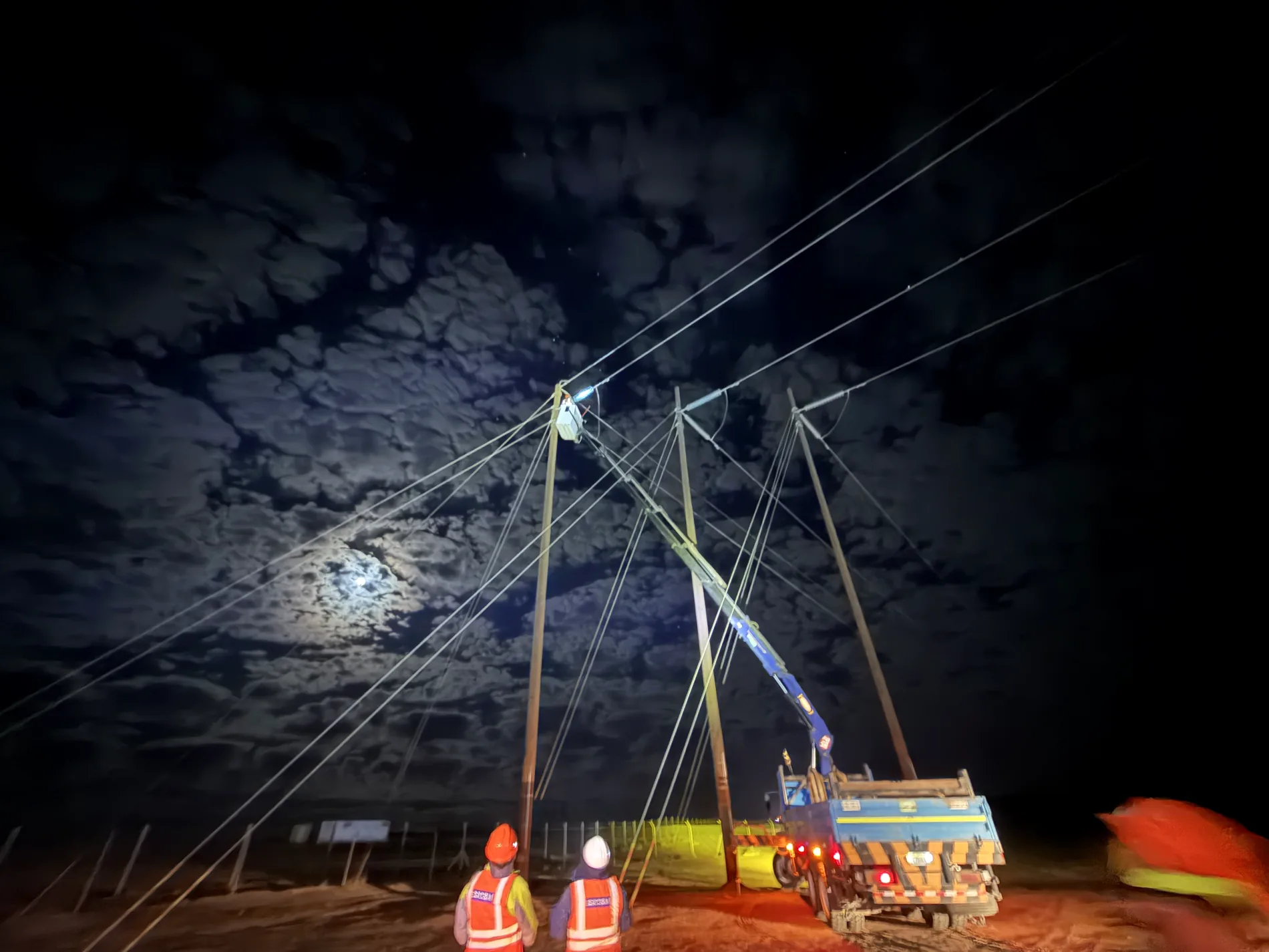 Operación nocturna en infraestructura eléctrica