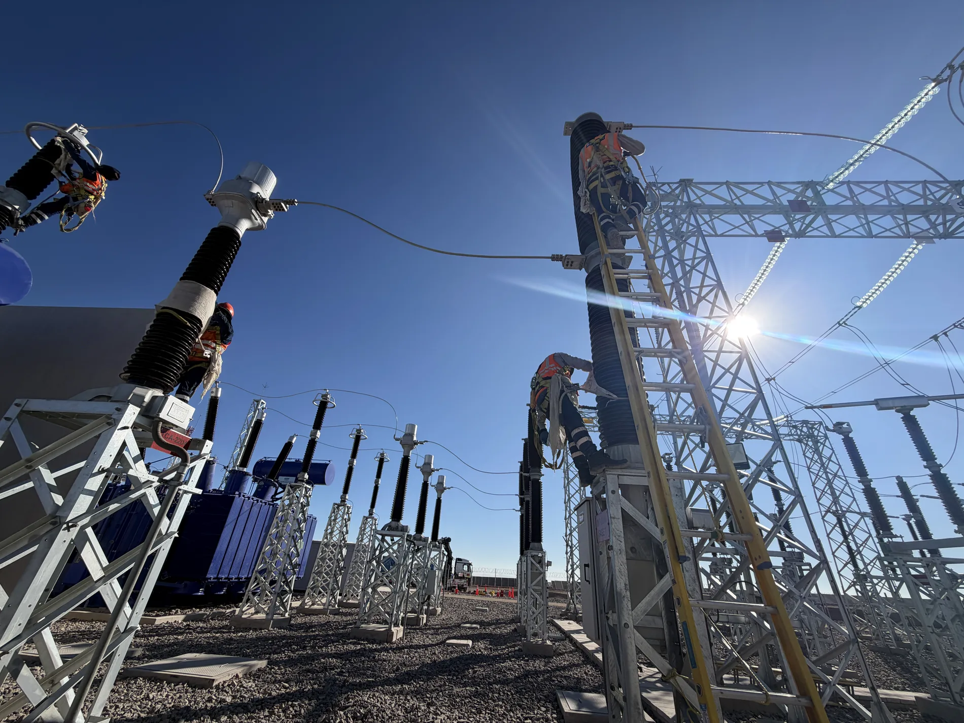 Subestación eléctrica durante una intervención