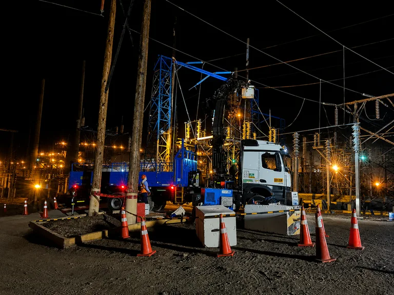 Mantenimiento nocturno de ESCEM en una subestación eléctrica