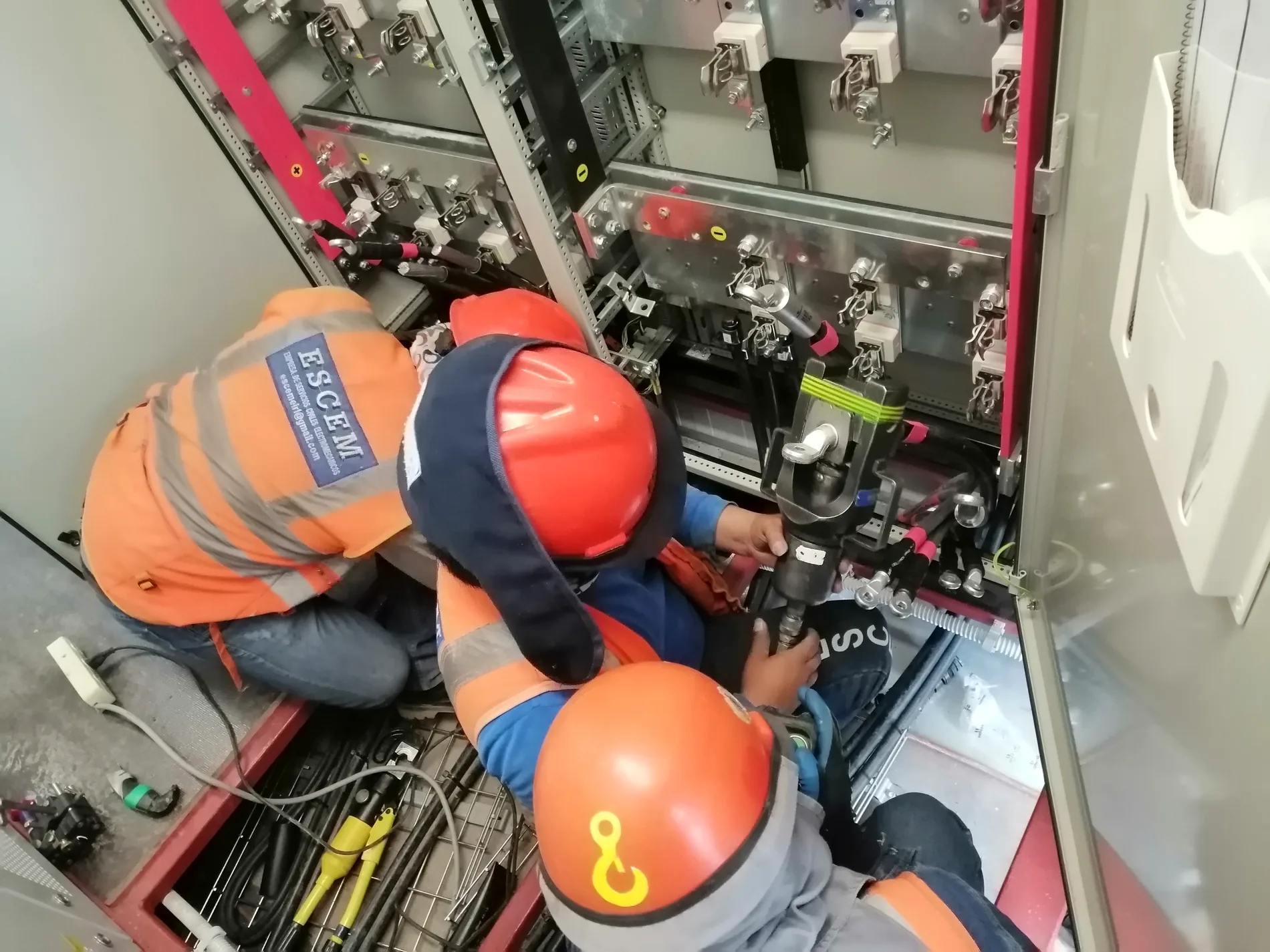 Técnico de ESCEM realizando mantenimiento eléctrico