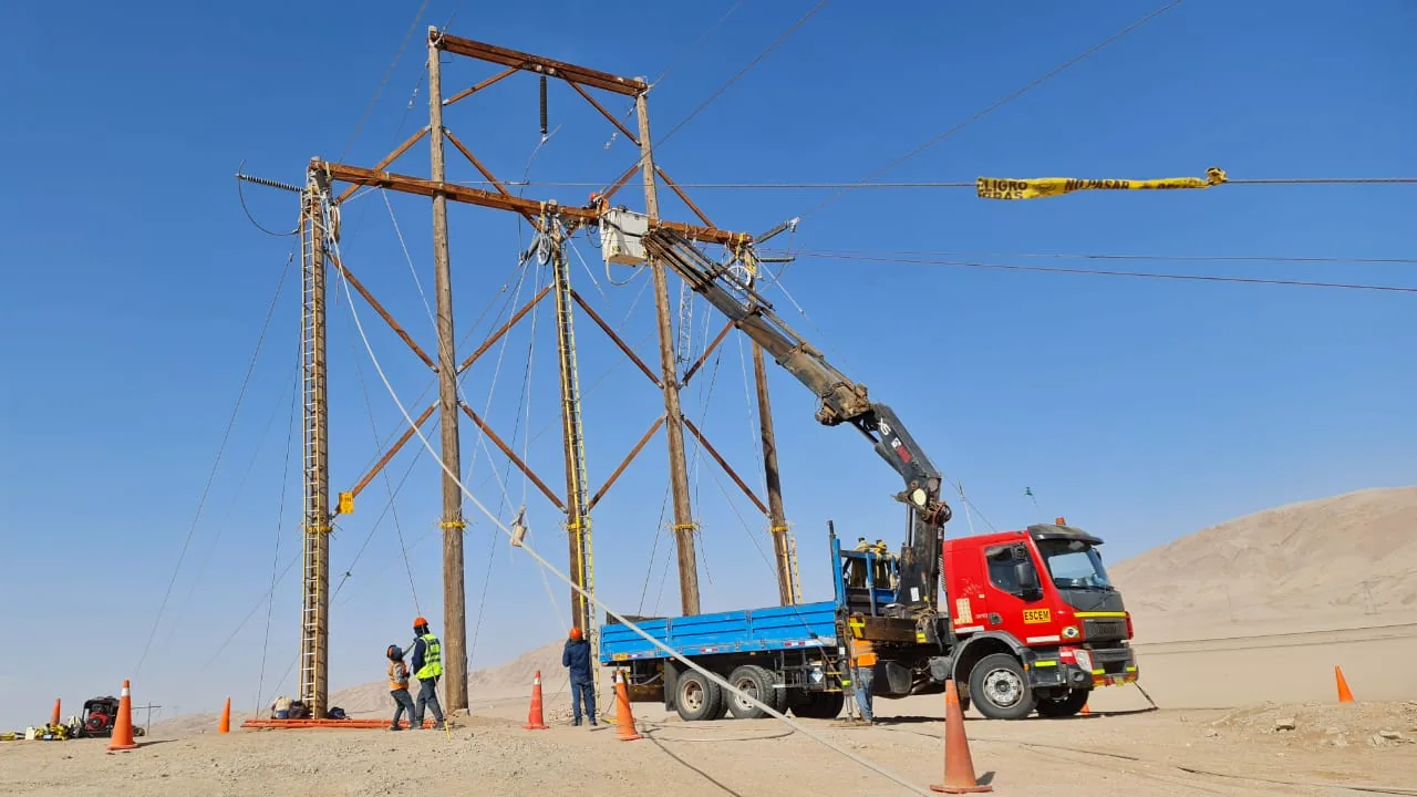 Montaje de estructura eléctrica con apoyo de camión grúa