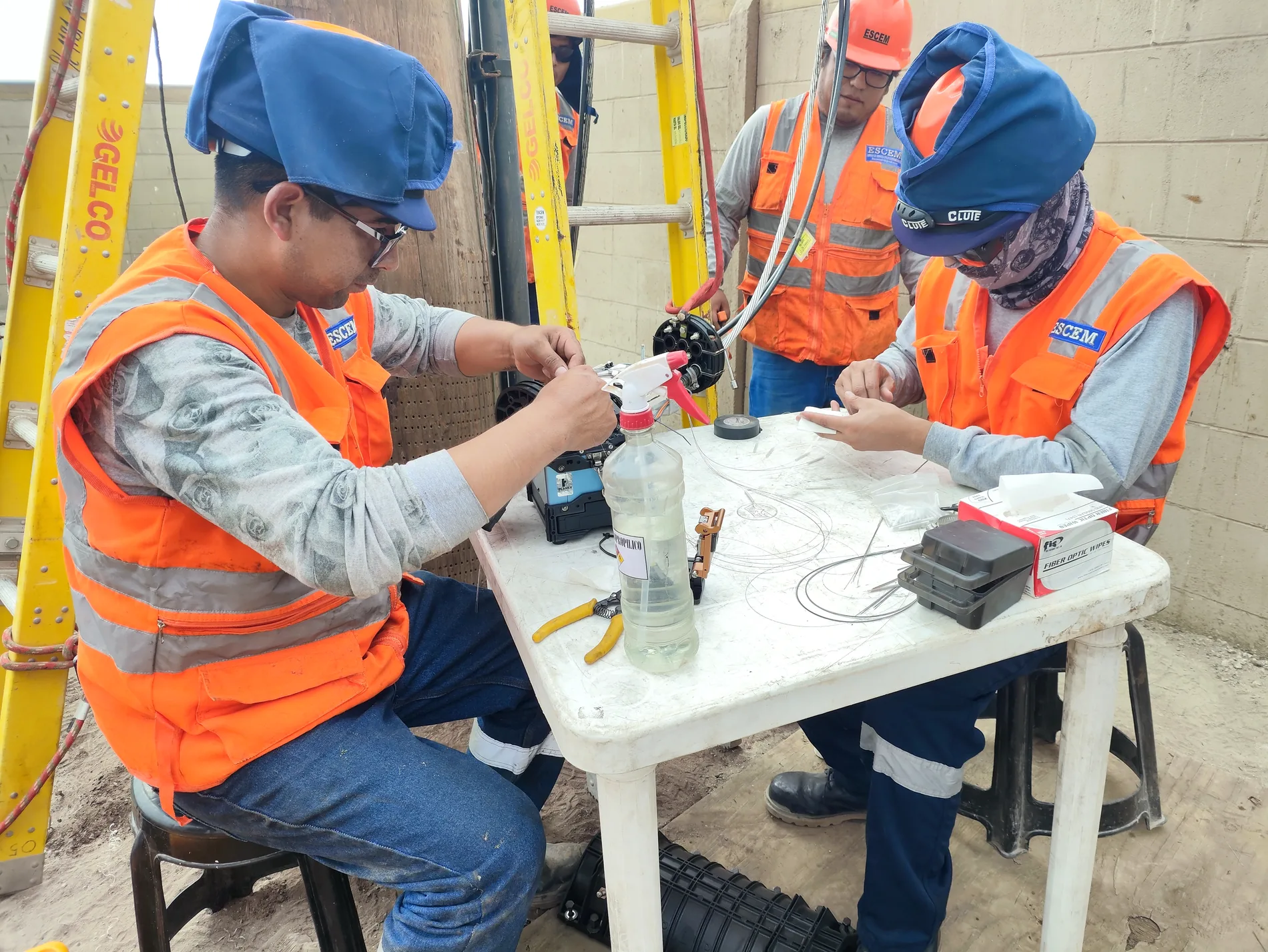 Técnicos de ESCEM trabajando en tendido y comunicaciones