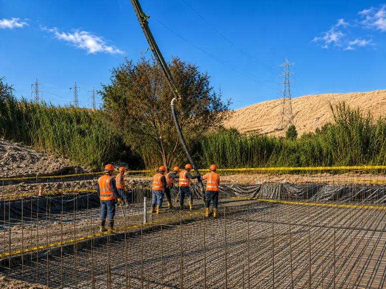 Vaciado de concreto para una cimentación de infraestructura eléctrica